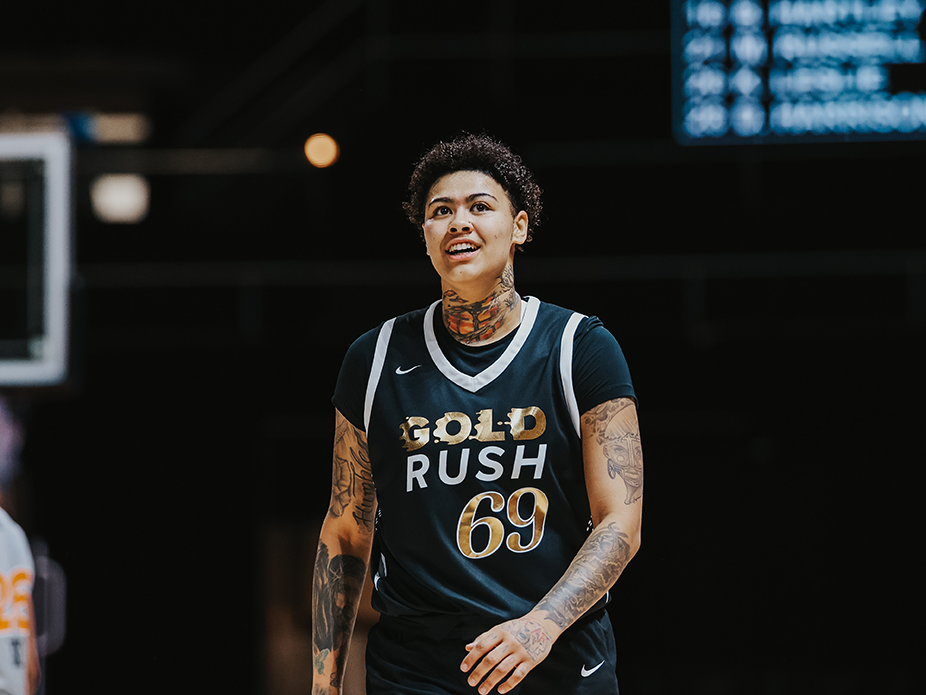 Kierstan Bell Re-Signs with Las Vegas Aces